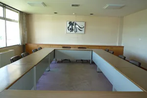 たきかわ文化センター 会議用テーブルを備えた会議室