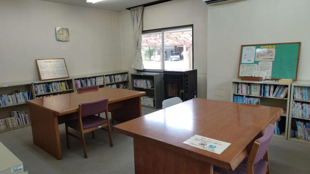 三日月橋生涯学習センターの図書室。書棚と机、掲示板が並ぶ室内。
