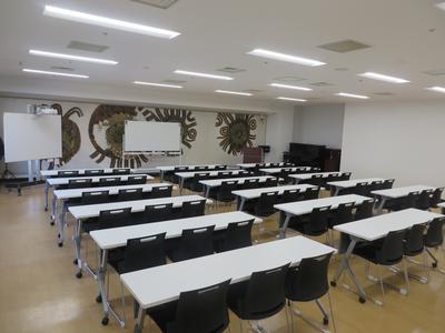 遠野市民センター講義室。スクール形式に机と椅子が並ぶ室内。
