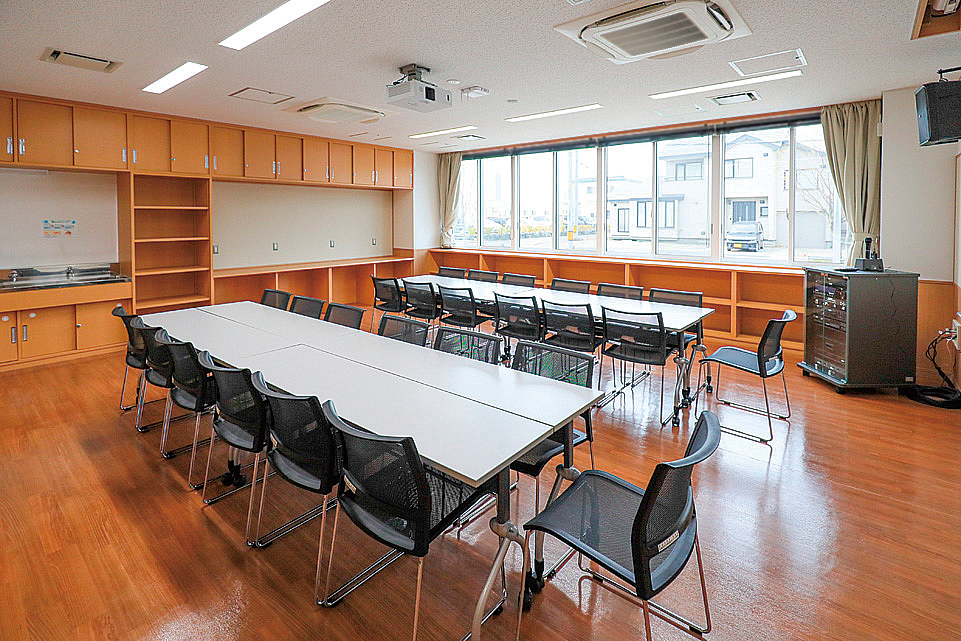 机と椅子がある活動室。PCを使った活動や学習に利用できる。
