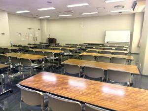 無人の学習室。机と椅子、黒板のある学校形式の室内。