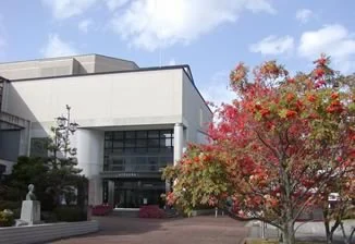 矢巾町田園ホール 紅葉したナナカマドと建物（2009年撮影）