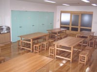 工芸実習室。作業机と椅子を備えた室内。