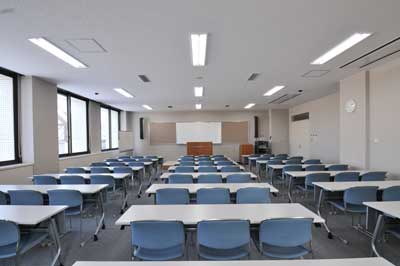 机と椅子を並べた本館第4研修室。