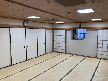 和室2。畳敷きの室内に襖と窓が見える。