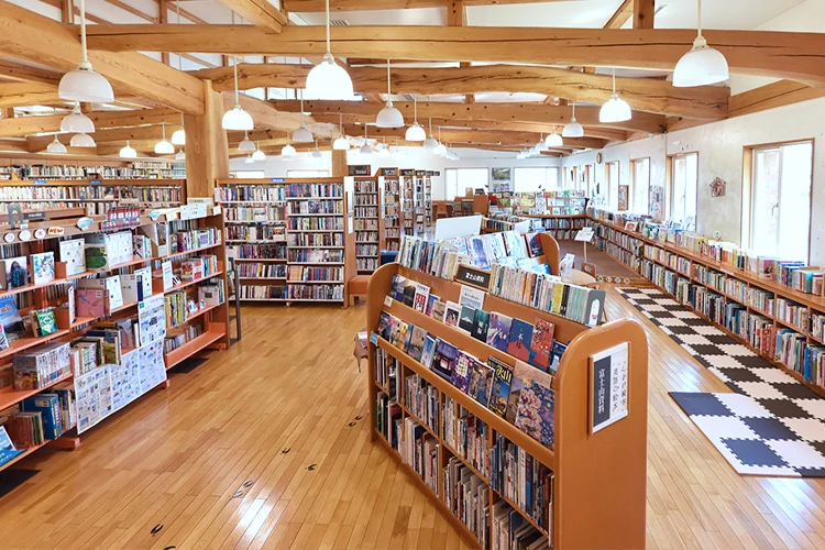 山中湖情報創造館 図書館の一般書コーナー
