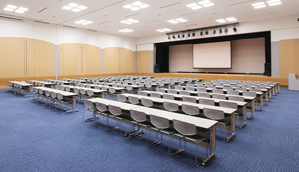 サンメッセ香川の大会議室。スクール形式の会場全体とステージを写した室内。