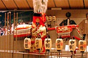 無人の常設展示室。棒の手に関する資料を展示する室内。