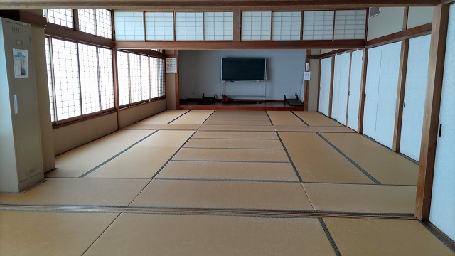 三日月橋生涯学習センターの和室。畳敷きの室内に襖とテレビがある。
