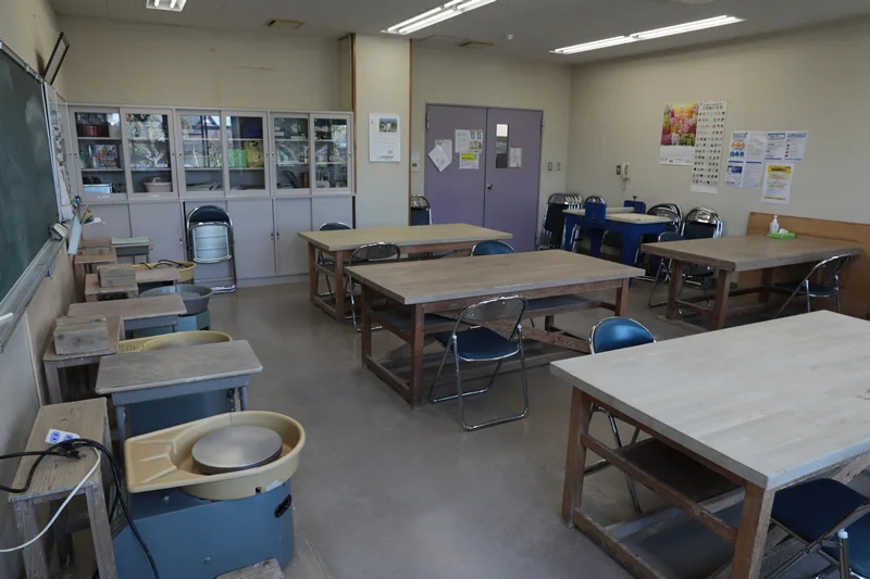 吉野川市文化研修センターの研修室2。作業台や収納棚などの設備が見える室内。