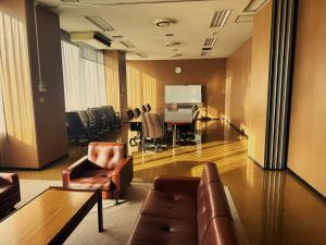 無人の第1会議室。ソファとテーブルを備えた応接室風の室内。