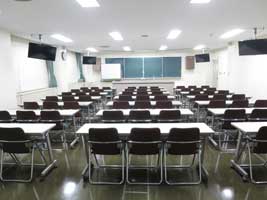 茨城県立青少年会館の中研修室2。机と椅子を配置した室内写真。