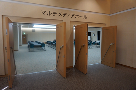 多目的ホールの入口側から室内を見た写真。
