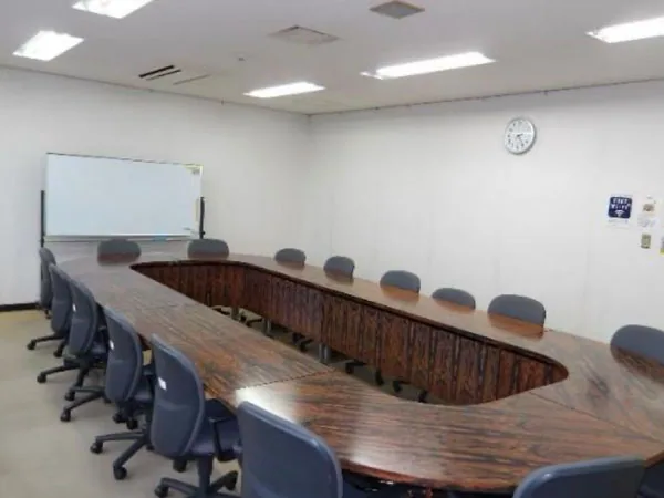 城南市民センター 会議用テーブルを備えた第３会議室