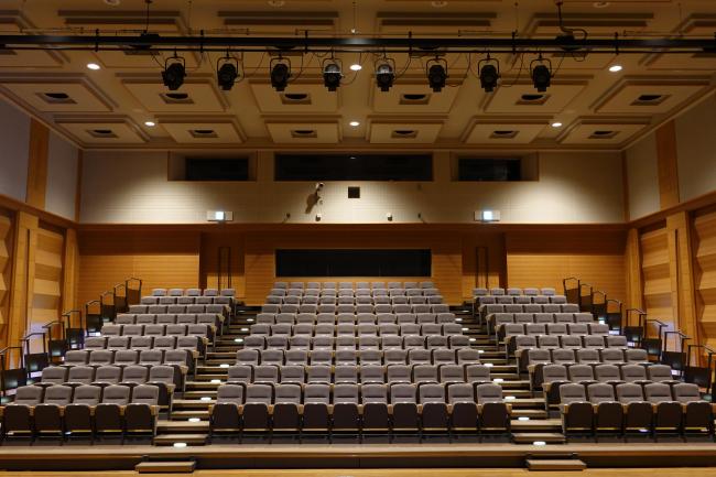 中之条町ツインプラザの交流ホール。段状に配置された客席と舞台が見える。