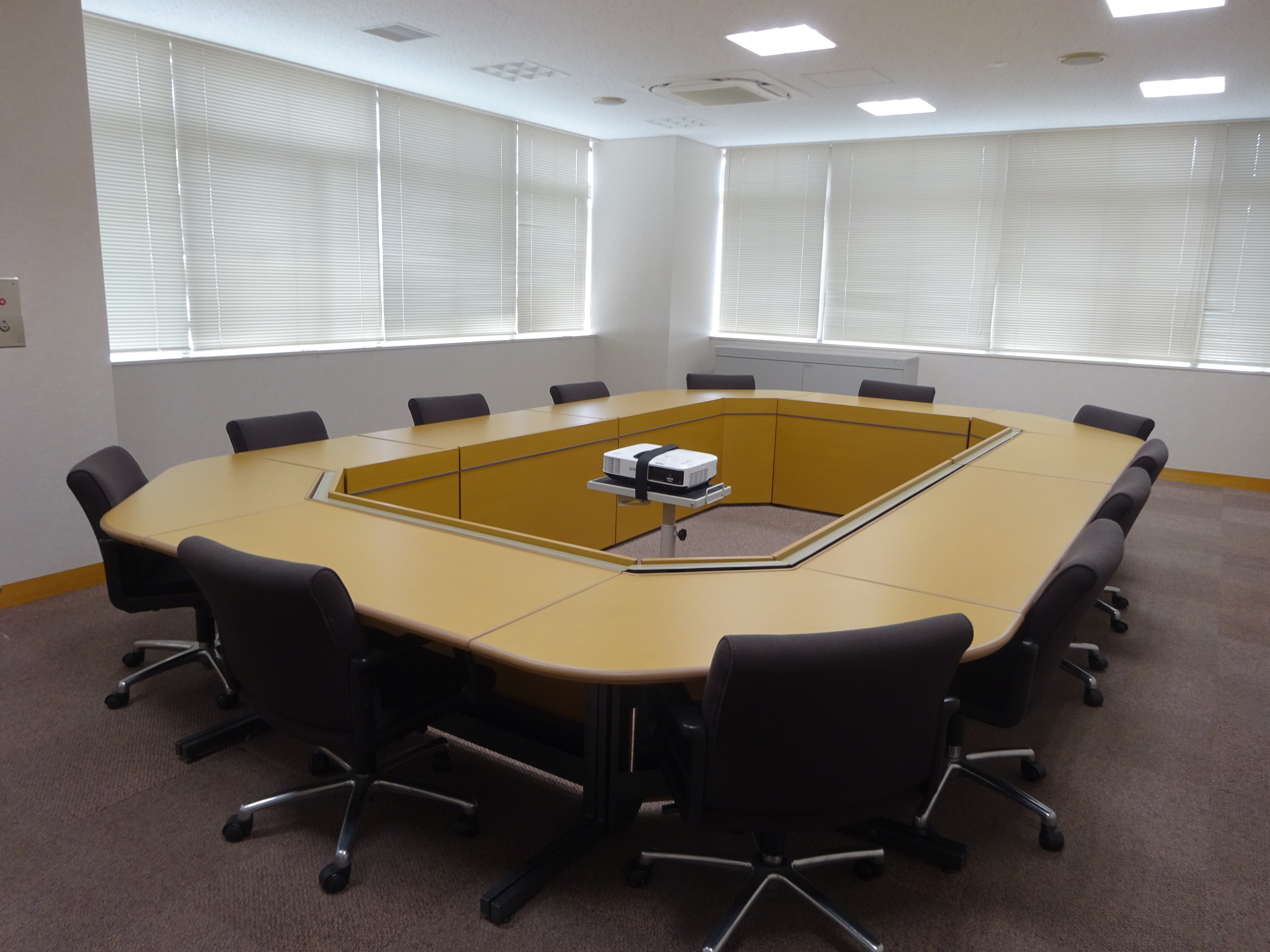 伊丹市立産業振興センターの会議室B。
