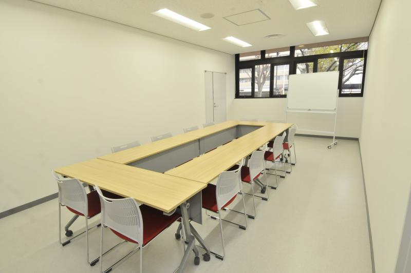 安城市文化センターの101会議室。机と椅子、ホワイトボードがある。