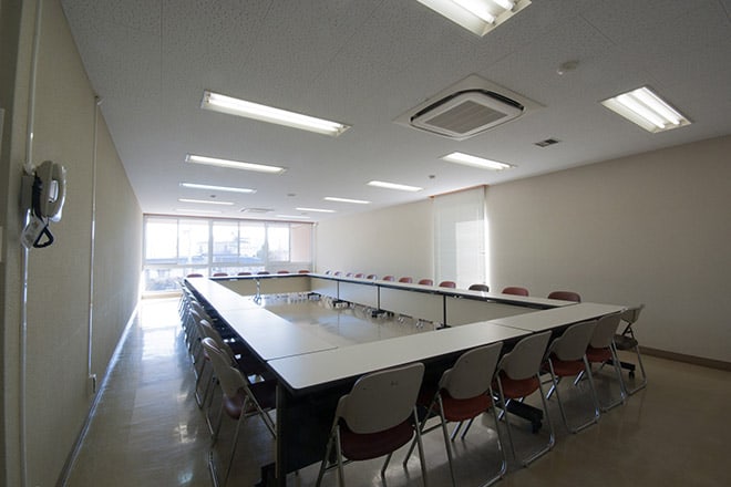 小会議室2。会議用テーブルが配置された室内。