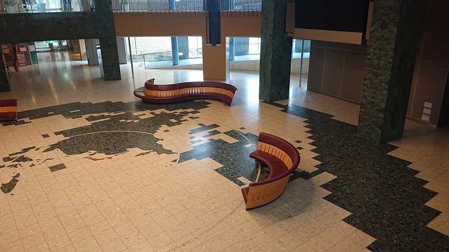 文化パルク城陽 市民プラザの広い館内空間