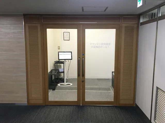 当日利用者を案内するサイネージ看板設置の会議室入口