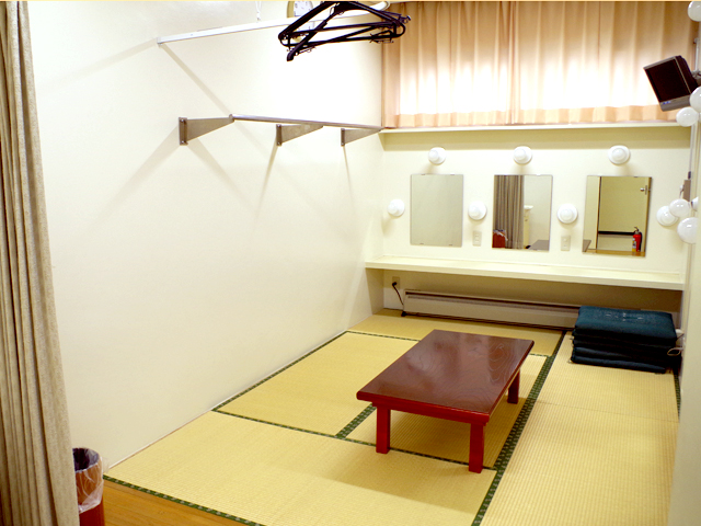 畳と座卓を備えた第二楽屋の和室。