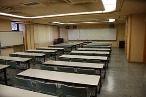 和歌山市勤労者総合センター4階の大会議室。机と椅子が列状に配置されている。