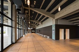 防府市公会堂 ホワイエ