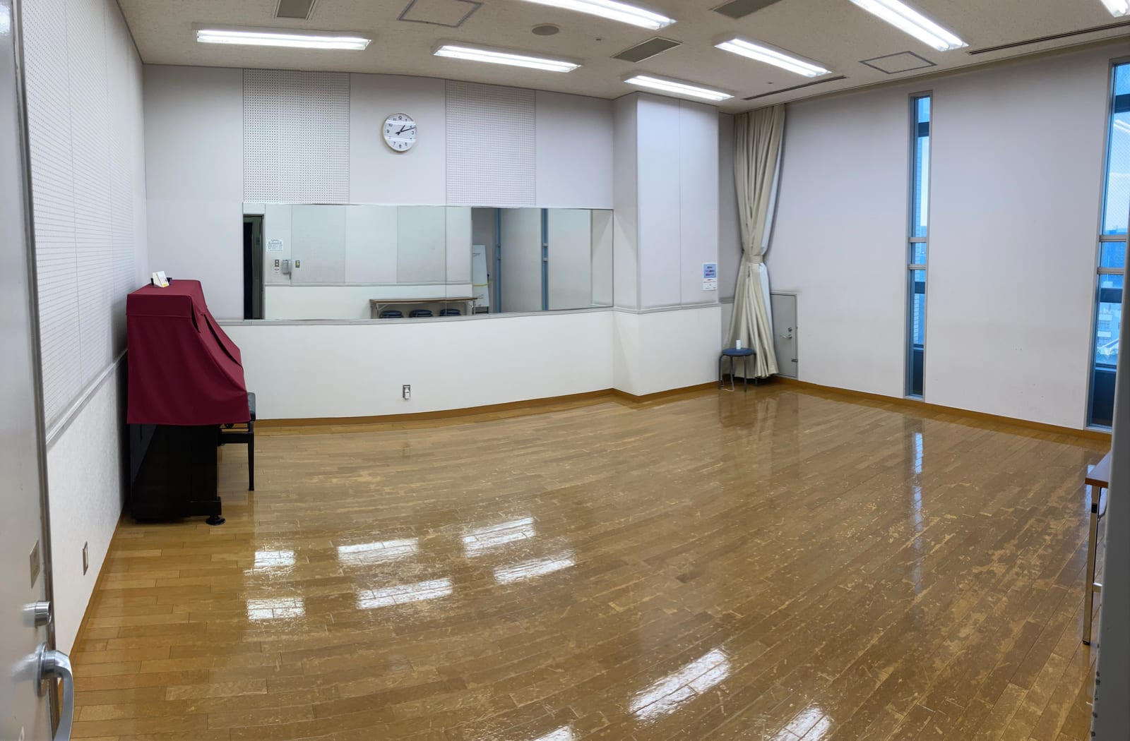 小練習室5。ピアノを備えた練習室の別アングル。