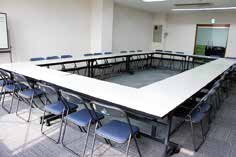 加古川まちづくりセンターの会議室B。椅子と机がコの字状に配置されている。