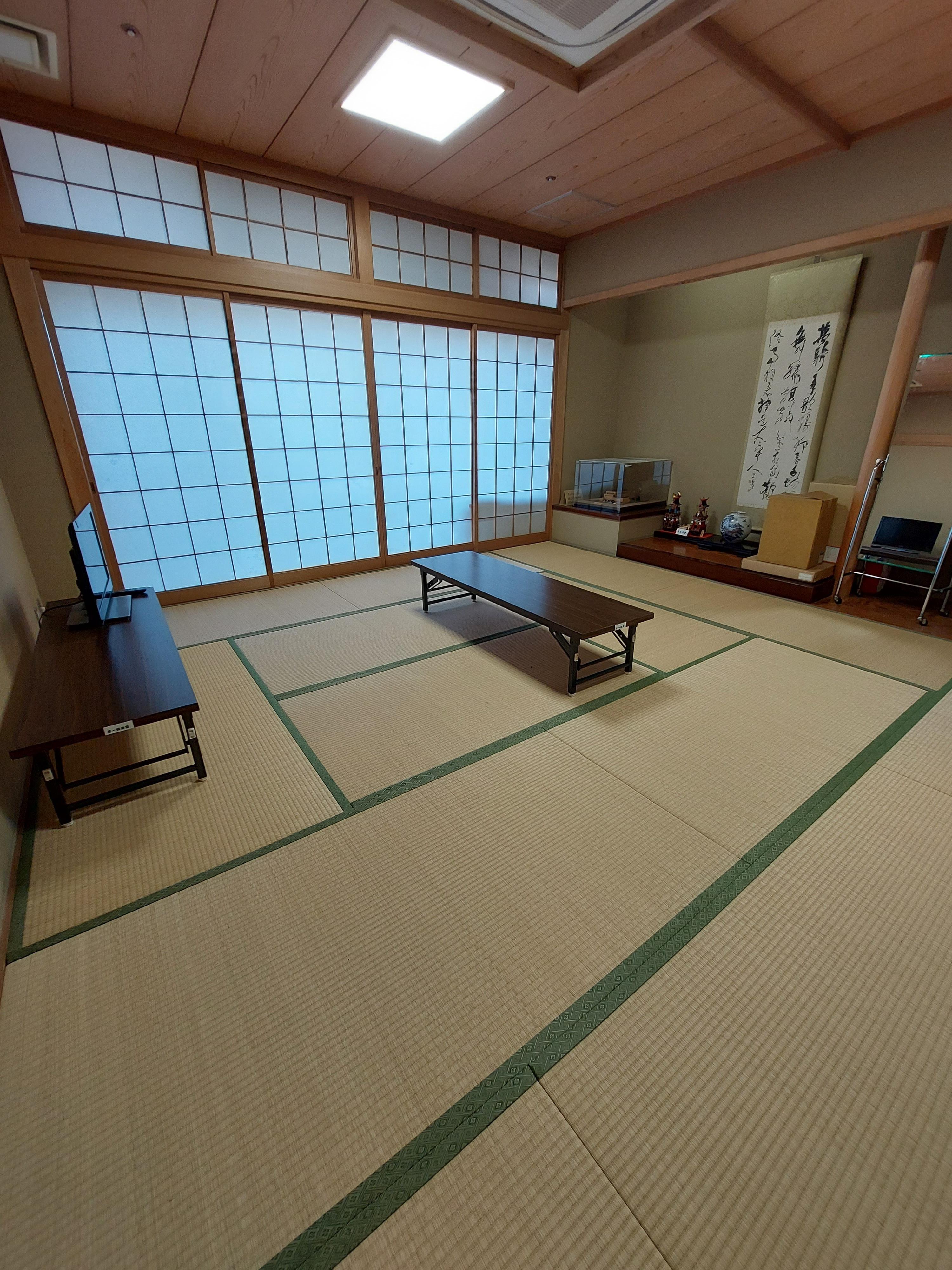 第1娯楽室。畳敷きの室内に座卓が配置されている。