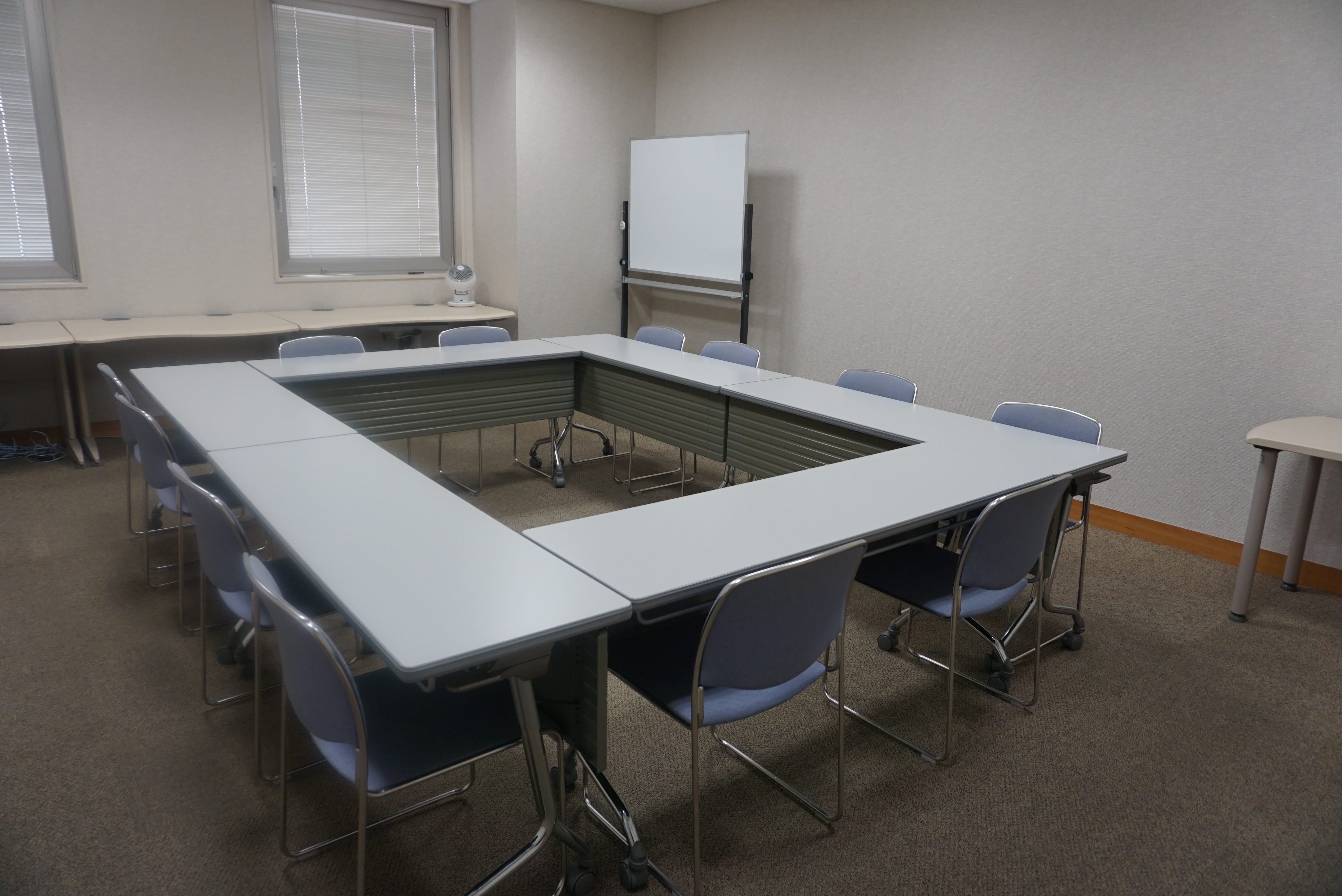 伊丹市立産業振興センターの会議室C。