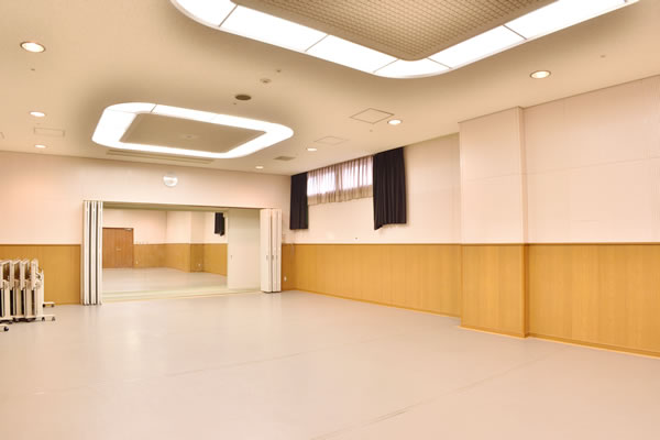 広い床面と可動式の間仕切りがある室内。