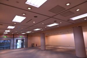展示室。展示パネルと照明を備えた無人の室内。