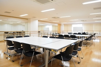 川西市のアステ市民プラザにある貸室の室内。テーブルと椅子が並ぶ。