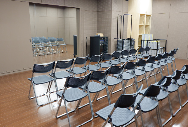 大庄北生涯学習プラザの音楽室。椅子と音響機器を備えた室内。