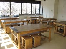 第1創作室。創作作業向けの大きな机と流し台がある。
