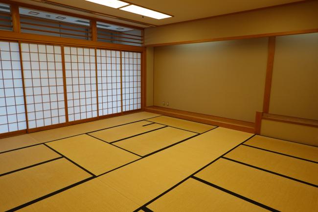 畳敷きの和室。障子と座卓を備えた室内。