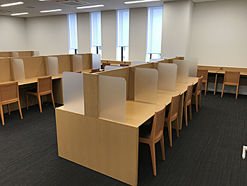 白岡市生涯学習センター（こもれびの森）の学習室。個別のパーテーション付き机が並ぶ室内。