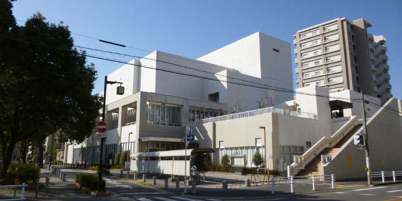 北文化小劇場の建物全景。道路側から見た写真。