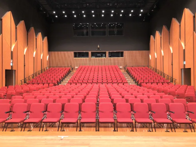 福井県県民ホール 県民ホールの舞台と客席