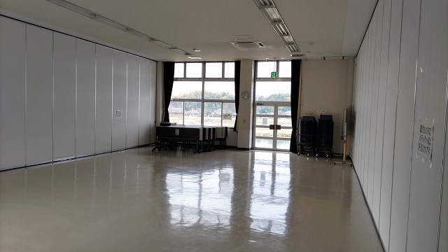 三日月橋生涯学習センター第2研修室。窓側から可動式間仕切りのある室内を見た様子。