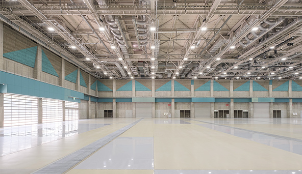 サンメッセ香川の大展示場。天井設備と展示フロアを別角度から撮影した写真。