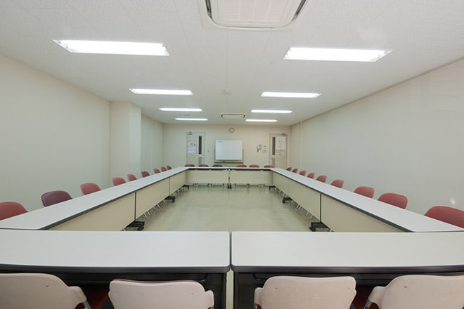 小会議室1を別の角度から見た室内。