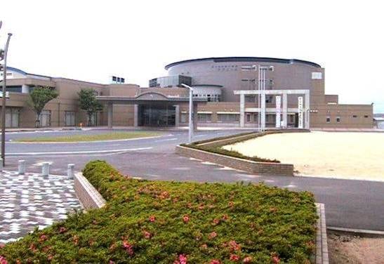 菊川ふれあい会館（アブニール）の正面外観。植栽と駐車場が見える。人物はいない。
