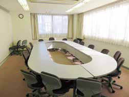 水野地域交流センター（まほろば館）の第6会議室。机と椅子が並ぶ室内。