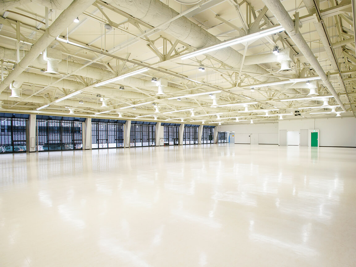 天井が高く広々とした大展示場の室内。