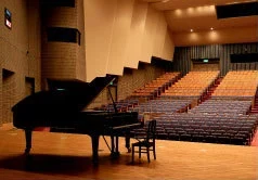 あま市美和文化会館 大ホールの舞台、ピアノ、客席
