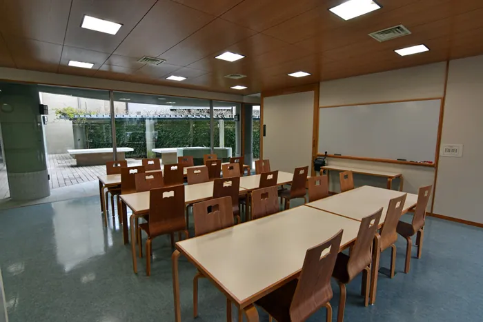 南相馬市民情報交流センター 6台の作業台を囲むように椅子が並んだ室内の写真
