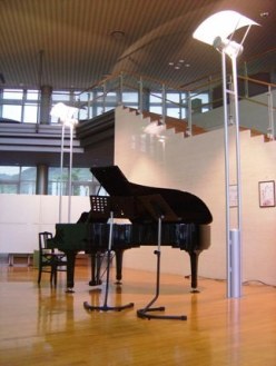 豊川市音羽文化ホール（ウィンディアホール）のロビーに置かれたピアノ。豊川市公式サイト掲載写真。