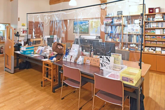 山中湖情報創造館 受付・案内カウンター